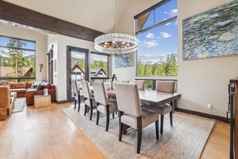 Chateau Breck: Luxury Townhome Hot Tub & Fire Pit Five-Peak Views! - image 28