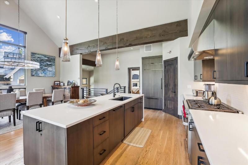 Chateau Breck: Luxury Townhome Hot Tub & Fire Pit Five-Peak Views! - image 24