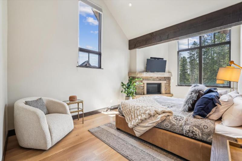 Chateau Breck: Luxury Townhome Hot Tub & Fire Pit Five-Peak Views! - image 44