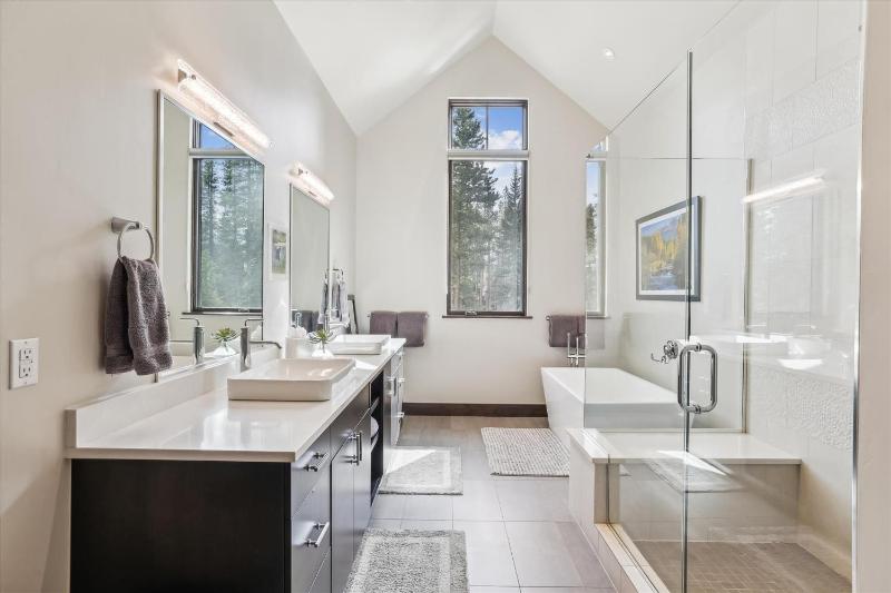 Chateau Breck: Luxury Townhome Hot Tub & Fire Pit Five-Peak Views! - image 38