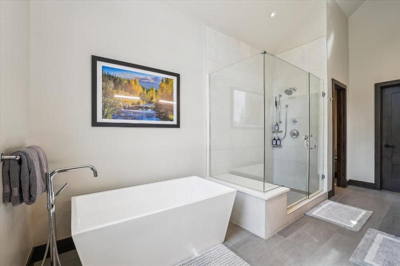 Chateau Breck: Luxury Townhome Hot Tub & Fire Pit Five-Peak Views! - image 3