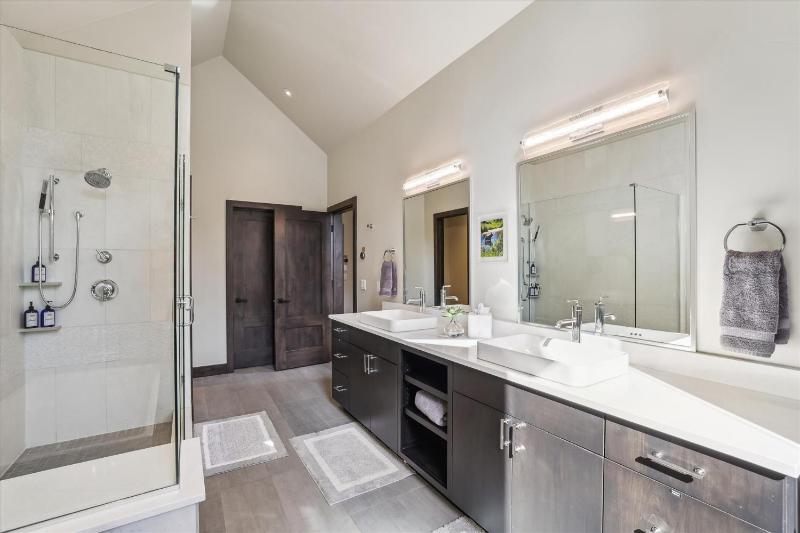 Chateau Breck: Luxury Townhome Hot Tub & Fire Pit Five-Peak Views! - image 41