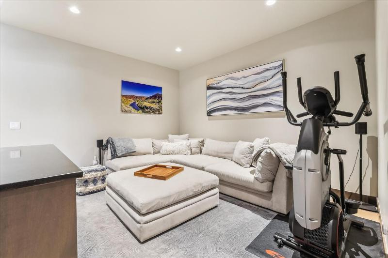 Chateau Breck: Luxury Townhome Hot Tub & Fire Pit Five-Peak Views! - image 15