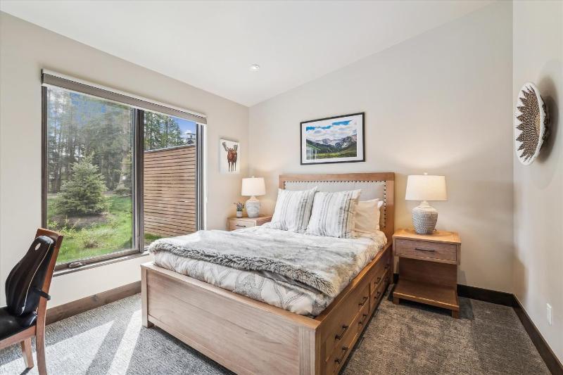 Chateau Breck: Luxury Townhome Hot Tub & Fire Pit Five-Peak Views! - image 50