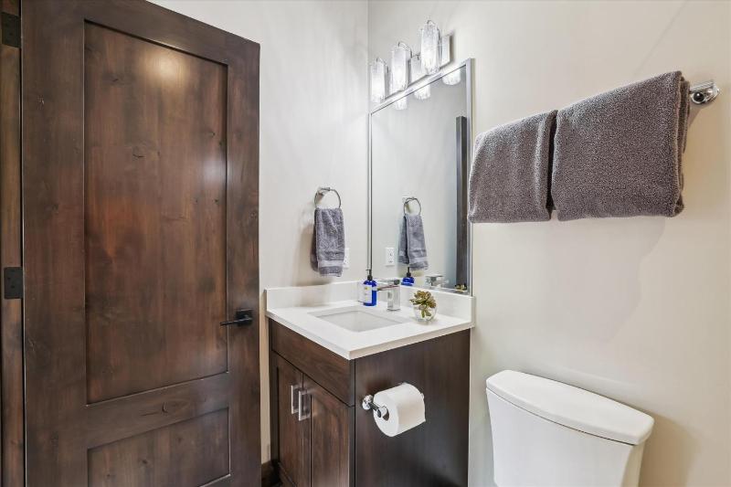 Chateau Breck: Luxury Townhome Hot Tub & Fire Pit Five-Peak Views! - image 19
