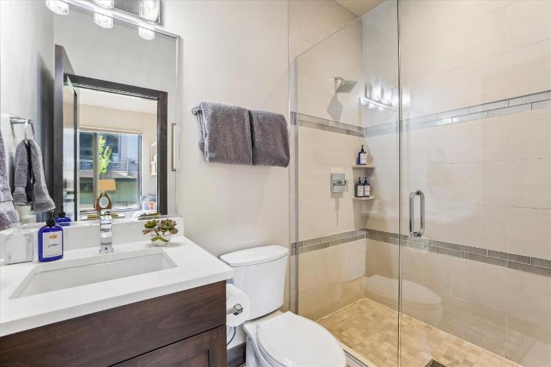 Chateau Breck: Luxury Townhome Hot Tub & Fire Pit Five-Peak Views! - image 8