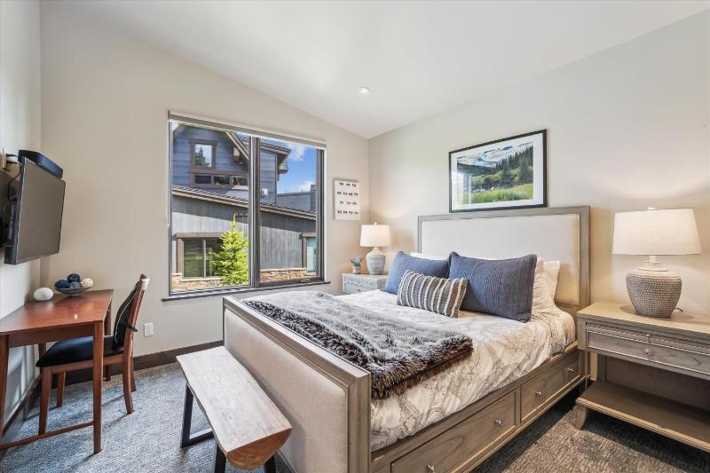 Chateau Breck: Luxury Townhome Hot Tub & Fire Pit Five-Peak Views! - image 6