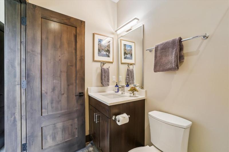 Chateau Breck: Luxury Townhome Hot Tub & Fire Pit Five-Peak Views! - image 22