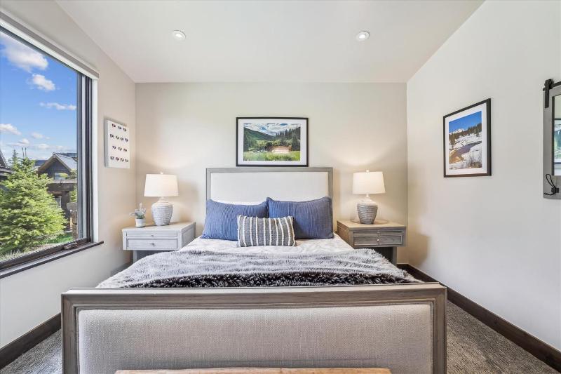 Chateau Breck: Luxury Townhome Hot Tub & Fire Pit Five-Peak Views! - image 2