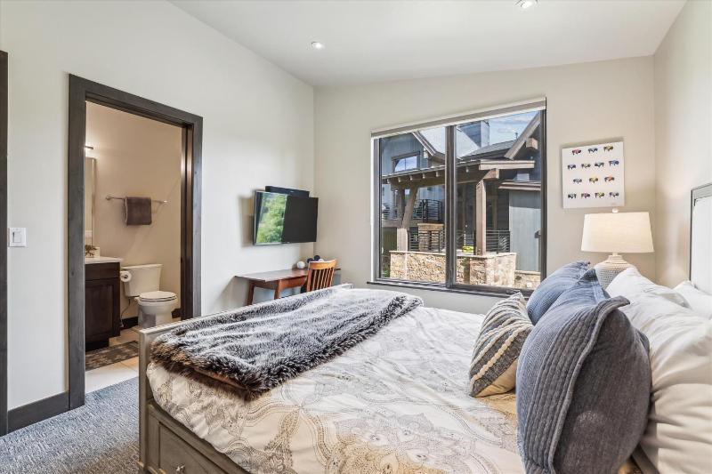 Chateau Breck: Luxury Townhome Hot Tub & Fire Pit Five-Peak Views! - image 23