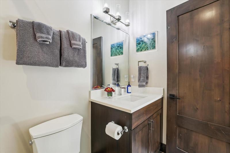 Chateau Breck: Luxury Townhome Hot Tub & Fire Pit Five-Peak Views! - image 21