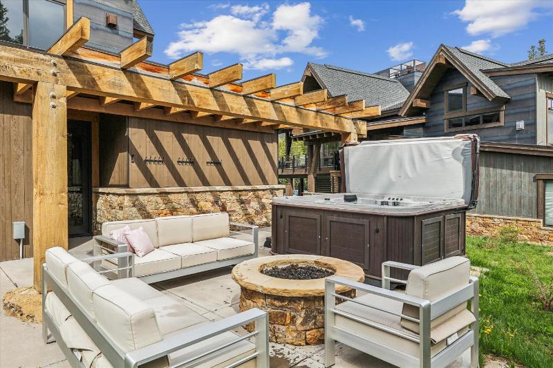 Chateau Breck: Luxury Townhome Hot Tub & Fire Pit Five-Peak Views! - image 10