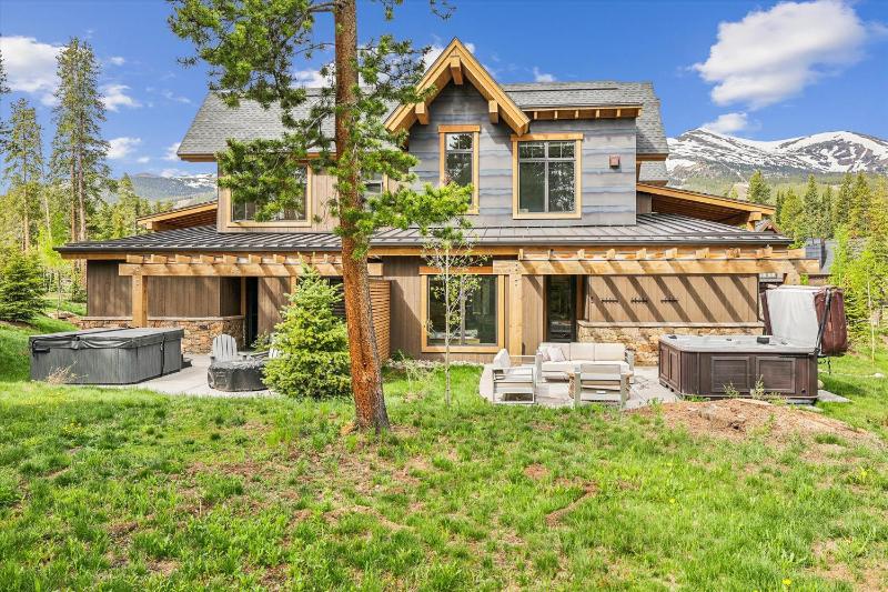 Chateau Breck: Luxury Townhome Hot Tub & Fire Pit Five-Peak Views! - image 18