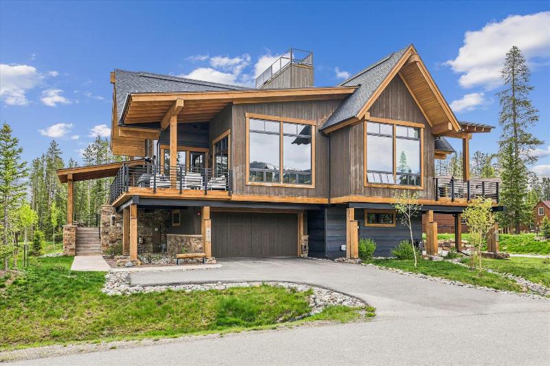 Chateau Breck: Luxury Townhome Hot Tub & Fire Pit Five-Peak Views! - image 43