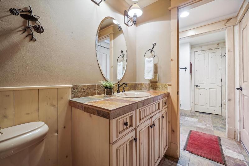 Cucumber 44: Shock Hill Neighborhood Gondola Access Pet friendly Hot Tub! - image 15