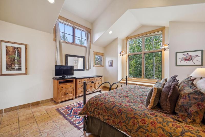 Cucumber 44: Shock Hill Neighborhood Gondola Access Pet friendly Hot Tub! - image 23