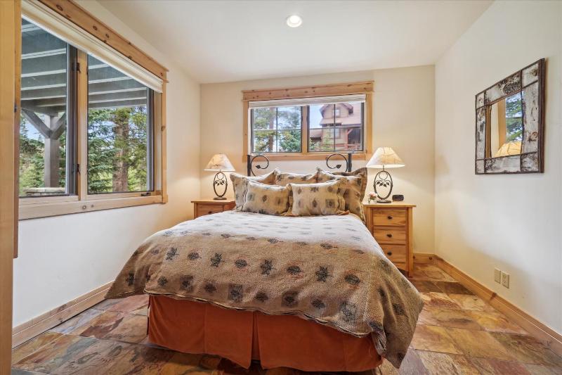 Cucumber 44: Shock Hill Neighborhood Gondola Access Pet friendly Hot Tub! - image 9