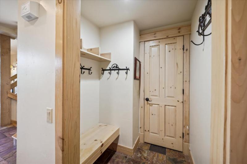 Cucumber 44: Shock Hill Neighborhood Gondola Access Pet friendly Hot Tub! - image 24