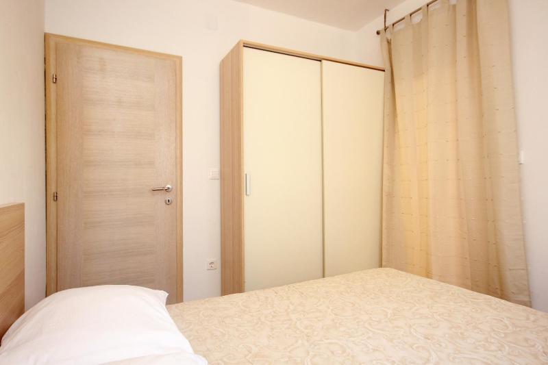 Apartment Novalja 9403d - image 12