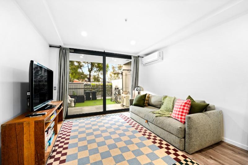 Two Bedroom Retreat Opposite Victoria Park - image 1