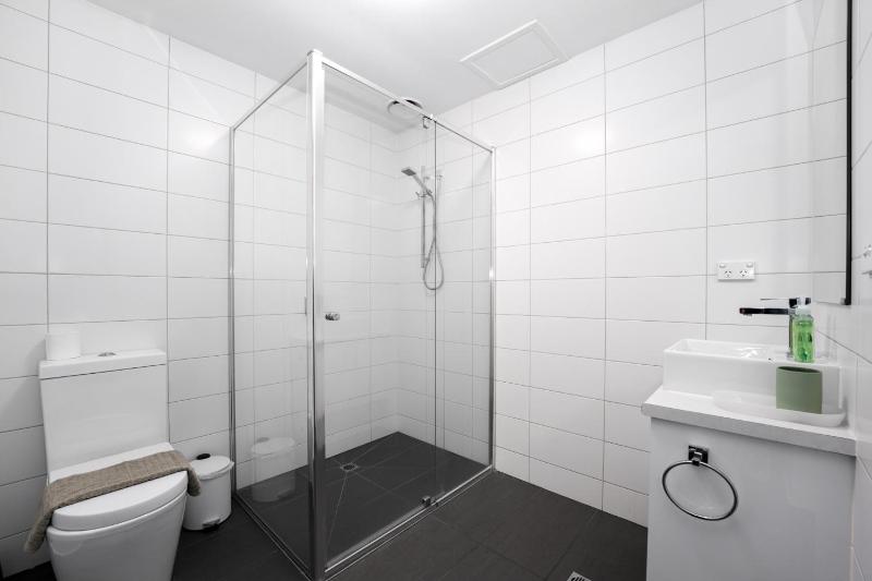 Two Bedroom Retreat Opposite Victoria Park - image 8