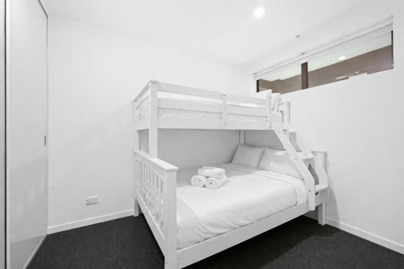 Two Bedroom Retreat Opposite Victoria Park - image 6