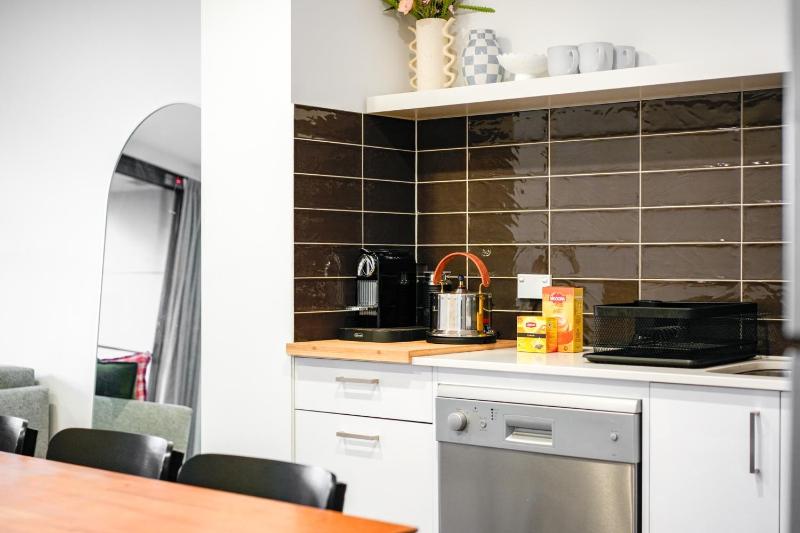 Two Bedroom Retreat Opposite Victoria Park - image 13