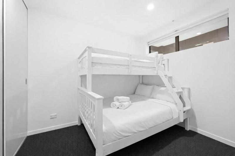 Two Bedroom Retreat Opposite Victoria Park - image 10