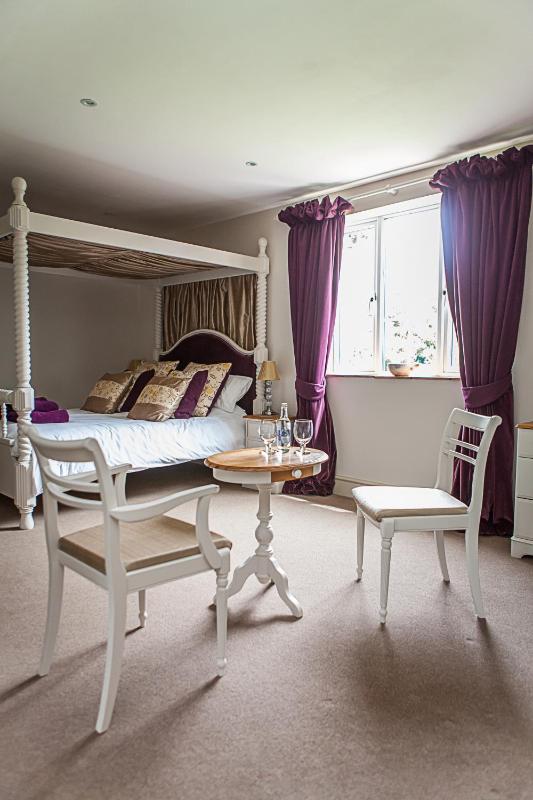 Luxury Double Room with Four Poster Bed image 1