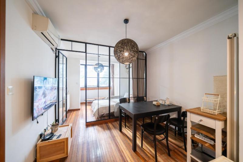 YeWang - Warm Urban Apart ment with Bright Large Windows - image 1