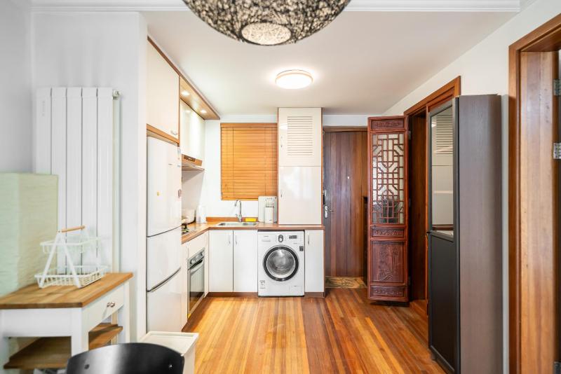 YeWang - Warm Urban Apart ment with Bright Large Windows - image 11