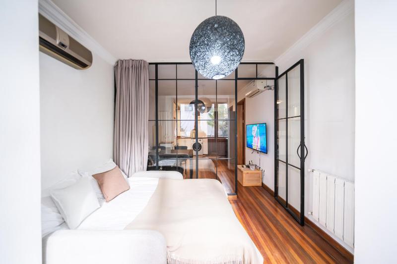 YeWang - Warm Urban Apart ment with Bright Large Windows - image 14