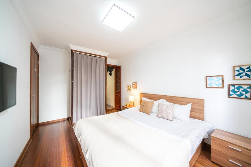 YeWang - Warm Urban Apart ment with Bright Large Windows - image 6