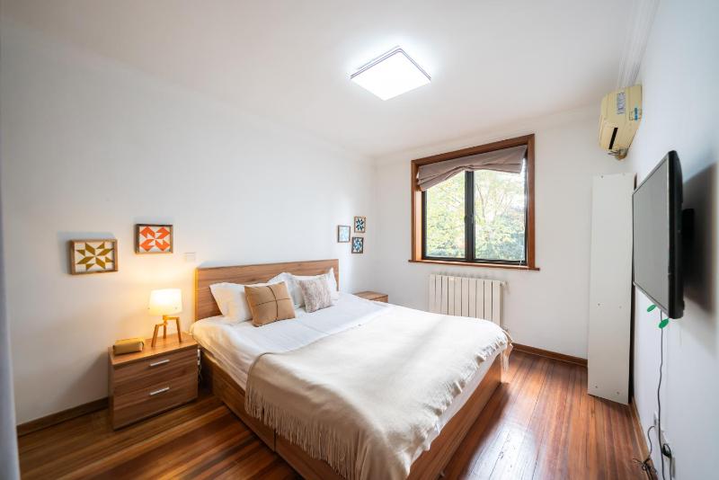YeWang - Warm Urban Apart ment with Bright Large Windows - image 13