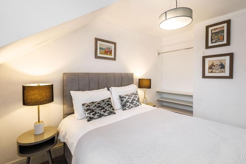 Host & Stay - Franklin Rise - image 11