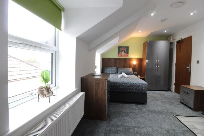 Victoria House Deluxe Studios-Coventry City Centre - image 23