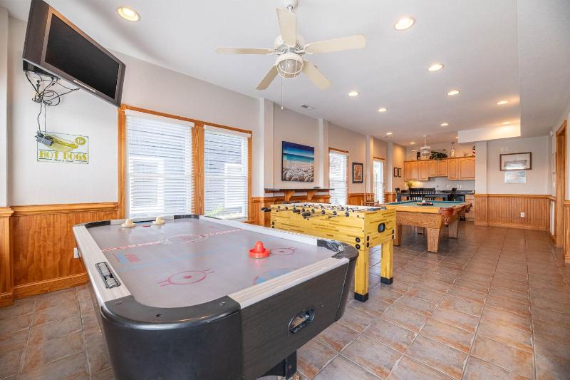 Carolina Dreamin' - Nags Head Private Beach Access w/Parking Passes Pool Hot Tub Pool Table Pets OK - image 3