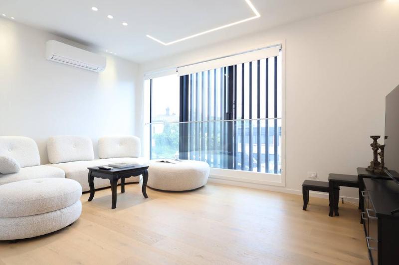 Designer home near Newmarket - image 1