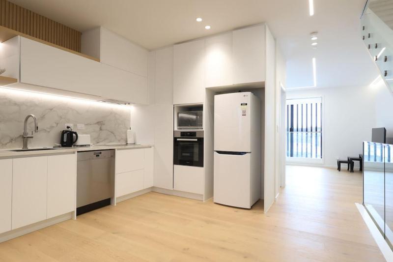 Designer home near Newmarket - image 9