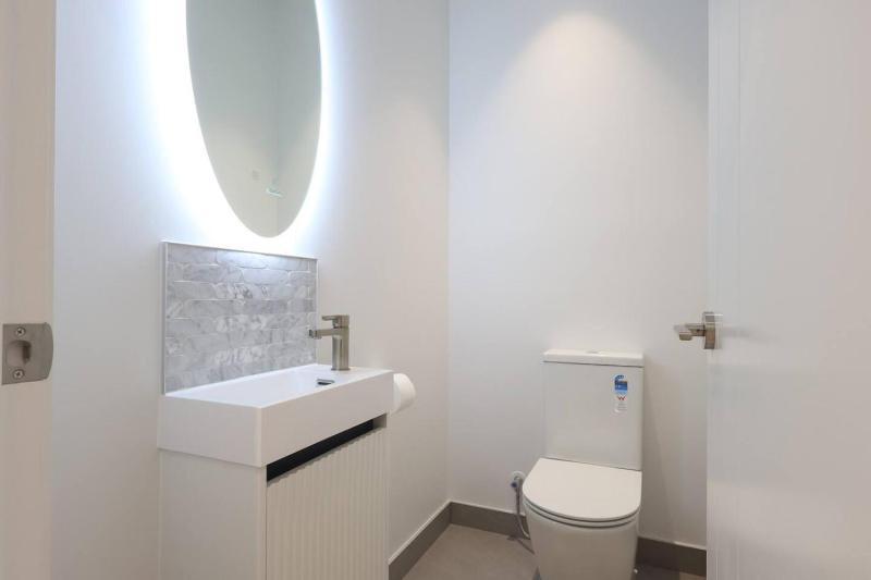 Designer home near Newmarket - image 7