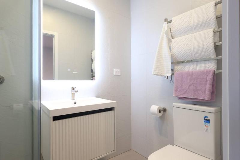 Designer home near Newmarket - image 15