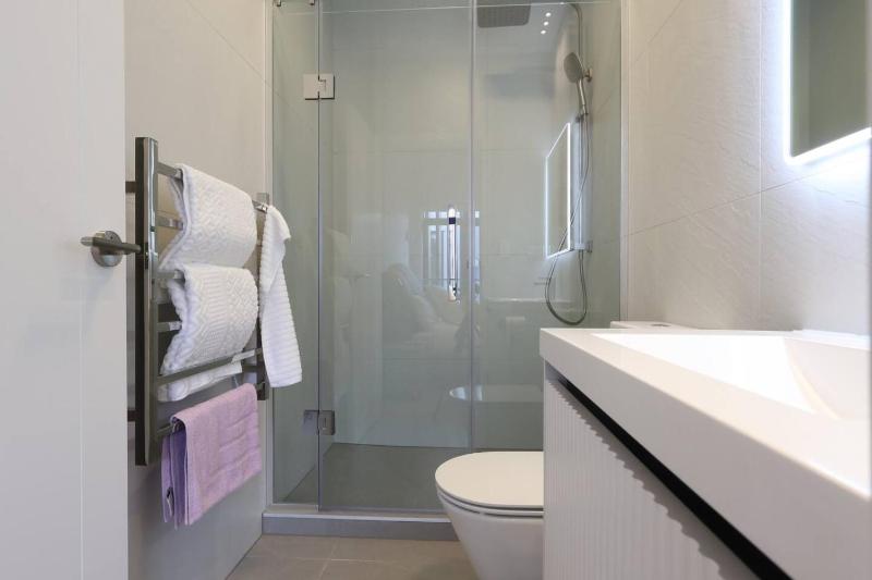 Designer home near Newmarket - image 13
