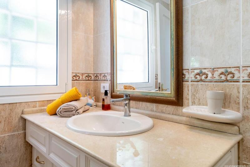 Villa with views and heated pool - image 3