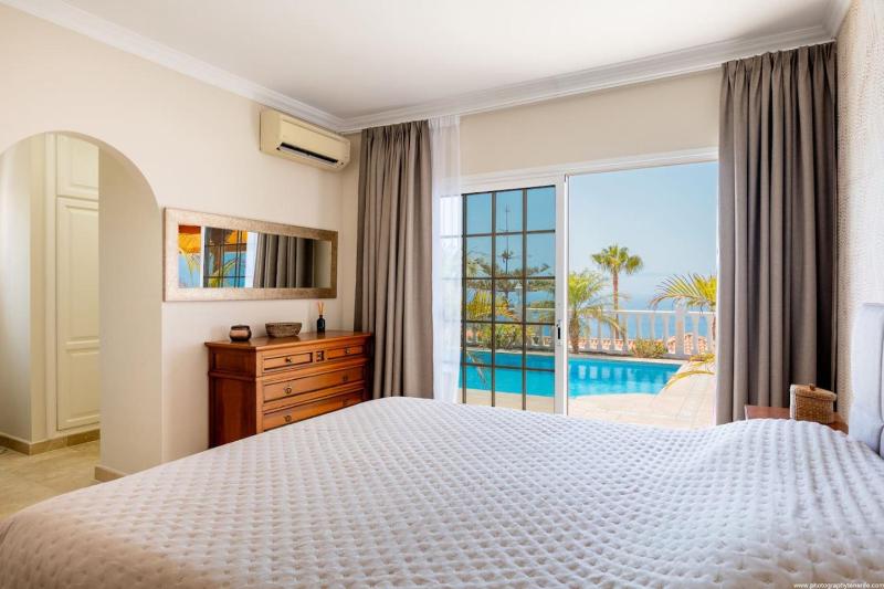 Villa with views and heated pool - image 40