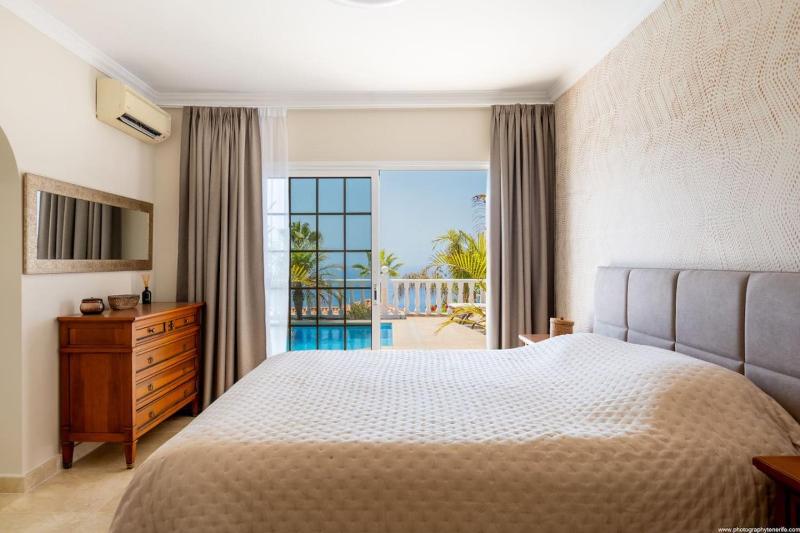 Villa with views and heated pool - image 2