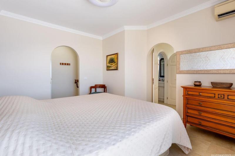 Villa with views and heated pool - image 10