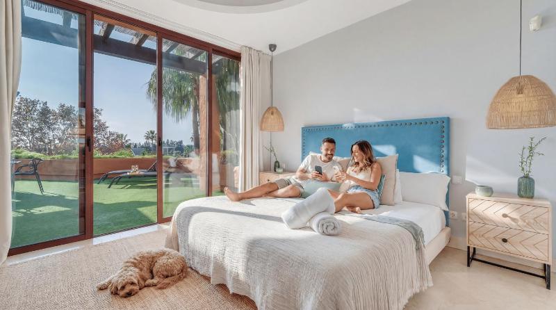 VACATION MARBELLA I La Alzambra Peaceful Hideaway with Sea views Close to Puerto Banus Large Communal Pool Luxury Renovated Interiors Sun-Drenched Terrace - image 41