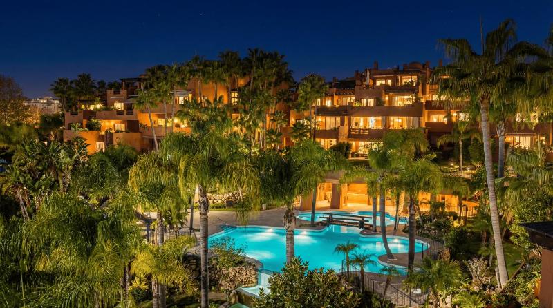 VACATION MARBELLA I La Alzambra Peaceful Hideaway with Sea views Close to Puerto Banus Large Communal Pool Luxury Renovated Interiors Sun-Drenched Terrace - image 35