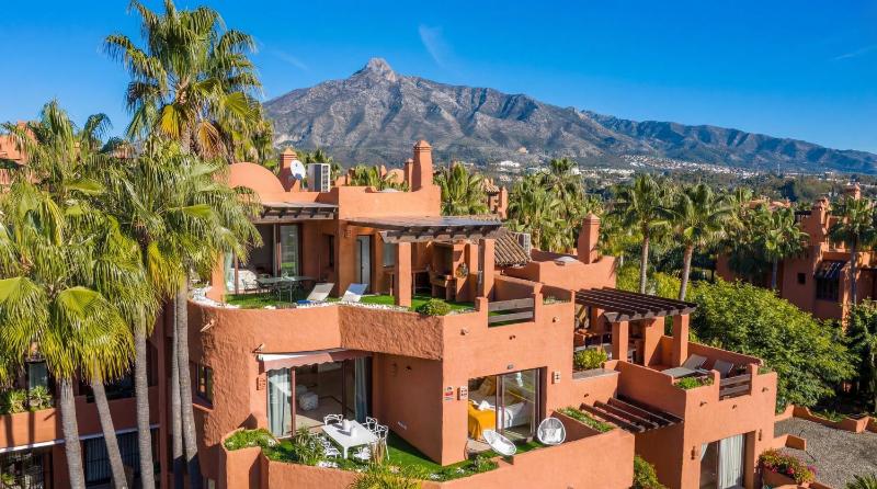 VACATION MARBELLA I La Alzambra Peaceful Hideaway with Sea views Close to Puerto Banus Large Communal Pool Luxury Renovated Interiors Sun-Drenched Terrace - image 34