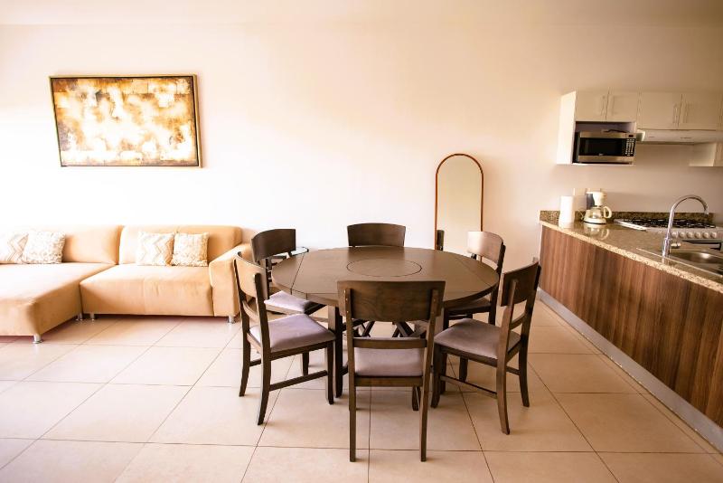 Spacious 3 bedroom Condo by the US Consulate and The Harbor - image 12